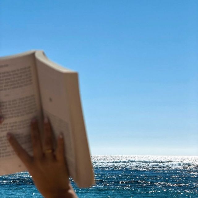 from the beach to VERVE’s fireplace lounge… 

there’s nothing better than getting lost in a good book 📖🔆